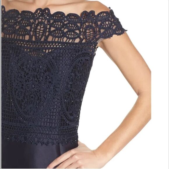 La FEMME Lace & Twill Mermaid Prom Gown
Navy Sz 8  NEW Retail $438 Pageant Party - Picture 6 of 16